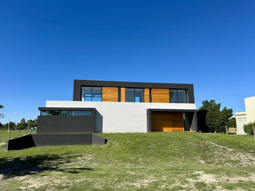 Colonia - Venta Casa De 3 Dormitorios Con Excelente Vista