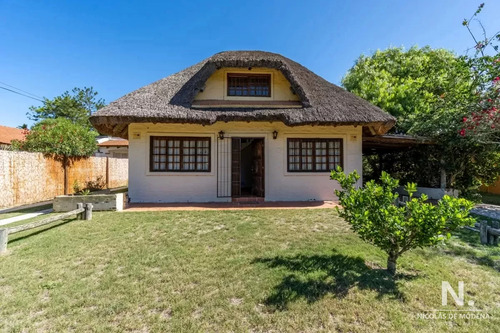 Hermosa Vista Y Comodos Espacios En Impecable Casa