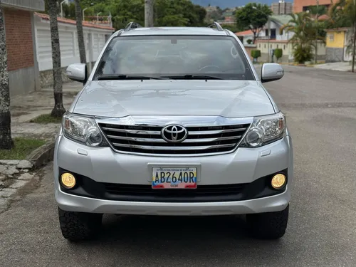 Toyota Fortuner Plateada 2013