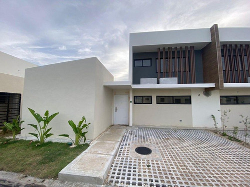 Villa En Venta En Punta Cana, 3 Habitaciones, 2niveles, Con 