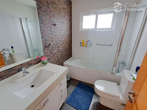 Casa En Venta Av. Bosques De Montemar En Concón