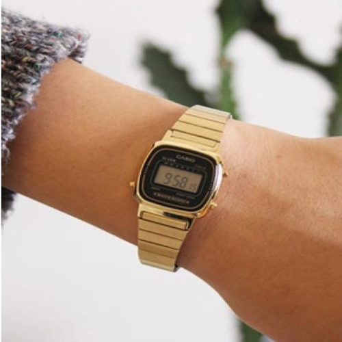 Imagen 4 de 8 de Reloj de pulsera Casio Youth LA670 de cuerpo color dorado, digital, para mujer, fondo negro, con correa de acero inoxidable color dorado, dial negro, minutero/segundero negro, bisel color dorado y hebilla de gancho