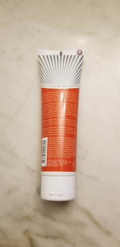 First Aid Beauty Skin Rescue Deep Cleanser (no Trae Caja)