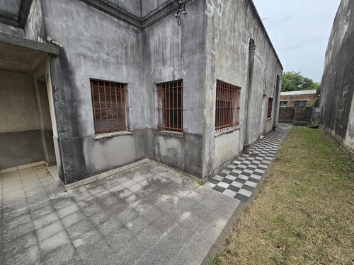 Venta Gran Lote De 10 X 37,45 Con Casa A Reciclar Y Galpón