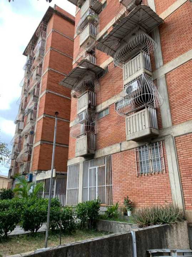 Apartamento  De 140m2 En Venta  En Turmero