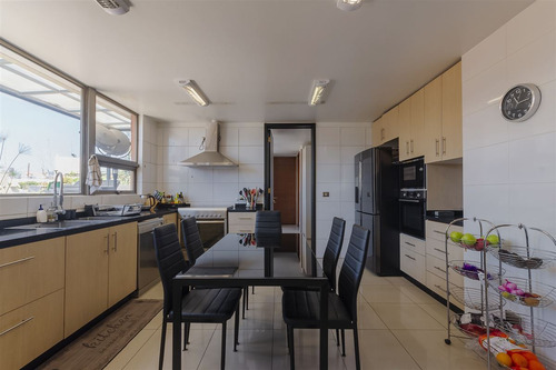 Departamento En Venta De 6 Dorm. En Vitacura