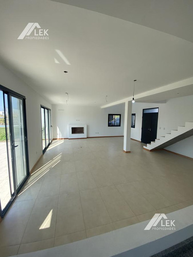 Impecable Casa Con Pileta En San Matias! Acepta Permuta Menor Valor... Mono O 2 Amb Caba