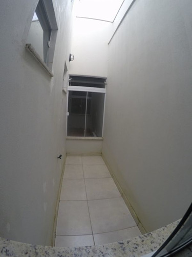 Excelente Casa Nova, Com 2 Dormitórios, Sendo Um Suíte, Sala E Cozinha Conjugada, Lavanderia, Garagem Para 1 Carro Com Área Construída De 53,00m². Valor De R$175.000,00 Escriturado.. Rua Calçada Em B