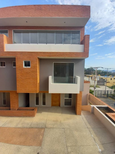 Imagen 3 de 12 de Townhouse En Venta Mañongo Residencia Pie De Monte Gavip