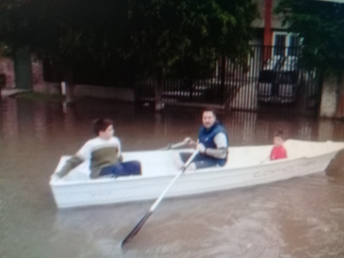 Imagen 3 de 8 de Bote De Remos Tipo Canobote Con Estabilizadores Sin Toldilla