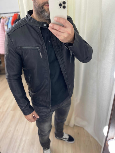 Imagen 6 de 8 de Campera De Cuero Pu Con Costuras Hombre The Big Shop