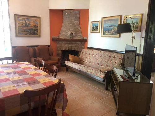 Casa En Alquiler En Piriapolis Con Parque Arbolado, Barbacoa Con Heladera Y Comedor Para 10 Personas