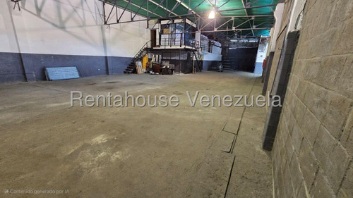 Ms: 25-24198 Se Vende Amplio Y Cómodo Galpón En Catia. A=867m2, 2b, 8p.