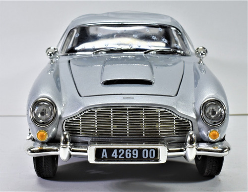Aston Martin Db5 James Bond 007 Escala 1:18 Autoworld Color Plateado