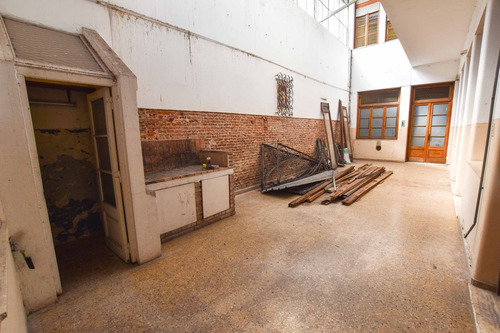 Venta - Casa De Estilo Ideal Instituciones. 400 M2