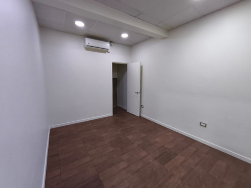 Gran Piso Comercial Con Planta Libre, Privados, Ascensor.