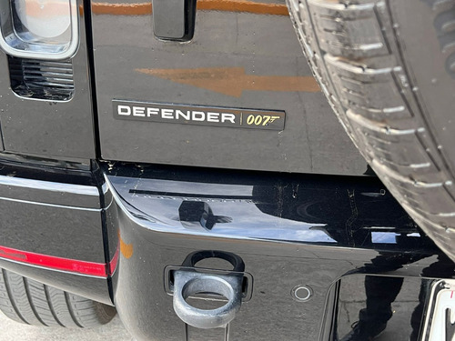 Defender James Bond 007