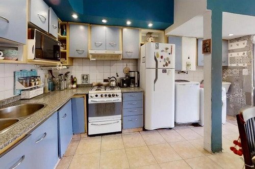 Casa De 4 Ambientes Con Garage Y Amplio Jardin En Muy Buena Ubicacion