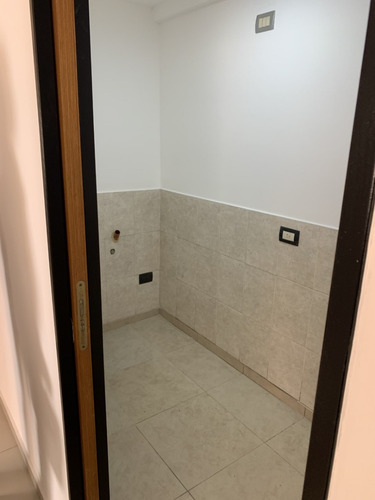 Dpto 2 Amb. 1º Piso Contrafrente Con Cochera Cub. Y Patio De 50m2 Excelente Zona Y Propiedad