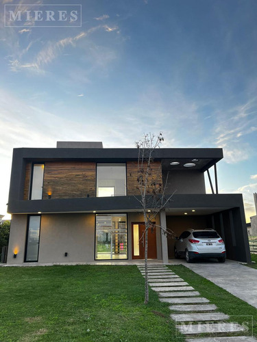 Casa En Venta Con Renta Sobre Lote Interno En Barrio Ceibos Puertos