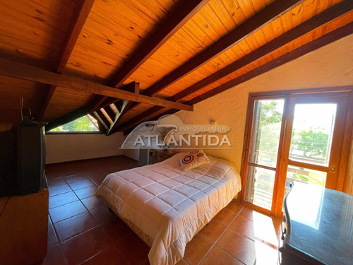 Hermosa Y Grande Casa A La Venta, Ubicada En Pinares Atlántida, 5 Dormitorios, 3 Baños, Frente Y Fondo. Inm Atlántida.