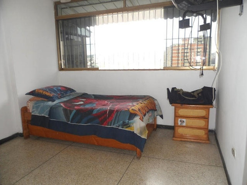 Venta De Amplio Apartamento En Los Ruices / Gc