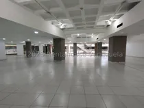 Comprar Excelente Local Comercial De Gran Amplitud Ideal Para Ventas De Muebles, Supermercado, Tienda Por Departamento Entre Otros. Posee Área De Oficina, Dos Baños, Área De Caja.