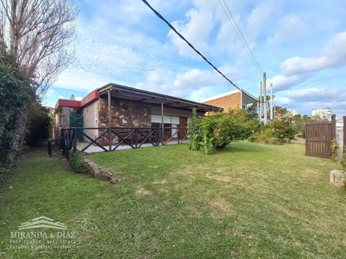 Casa A Pocos Metros Del Mar En Playa Mansa. 3 Dormitorios. Muy Buen Estado. Punta Del Este. 