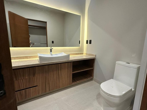 Se Vende Hermosa Residencia Con Diseño De Autor En Lomas De Juriquilla