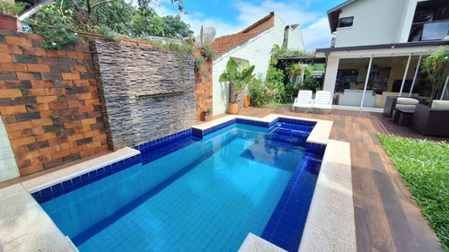 Vendo Casa Amoblada Con Piscina En El Centro De Encarnación: 4 Habitaciones Y 4 Baños