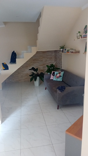 Casa A Venda De 8 Cômodos E 3 Banheiro E 1 Garagem