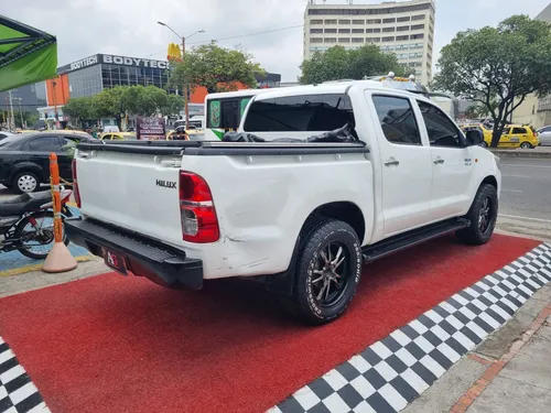 Toyota Hilux 2.7 MT 4X2