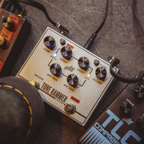 Pedal de preamplificador Aguilar Tone Hammer V2 Direct Box para bajo, color gris