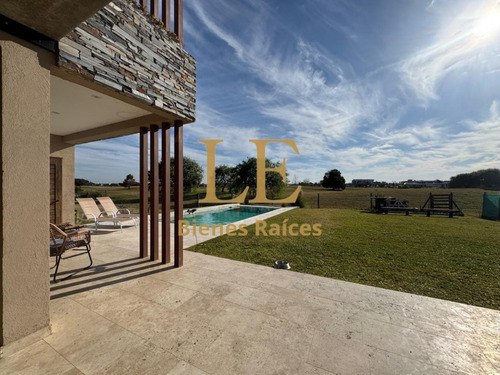 Venta Casa Con Pileta Al Golf