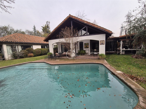 Casa En Venta De 6 Dorm.en Lo Barnechea.calle Cerrada.