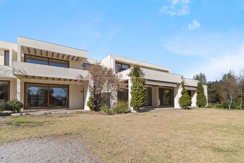 Casa En Venta De 6 Dorm. En Colina
