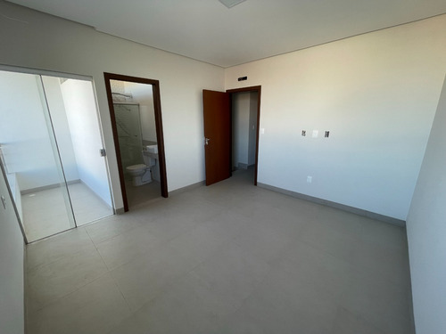 Lindos Sobrados De Alto Nível, Com Garagem Para 2 Carros, 3 Quartos Sendo 1 Deles Suíte, 3 Banheiros E Cozinha Integrada Com Sala.