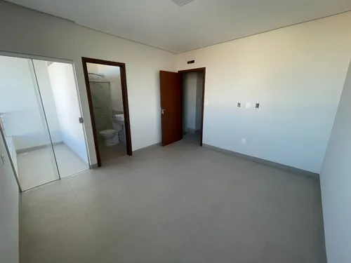 Lindos Sobrados De Alto Nível, Com Garagem Para 2 Carros, 3 Quartos Sendo 1 Deles Suíte, 3 Banheiros E Cozinha Integrada Com Sala.