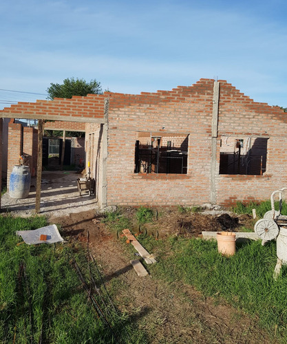 Amplio Chalet De 4 Ambientes - Construcción A Los Mejores Precios - Ladrillos Y Hormigón