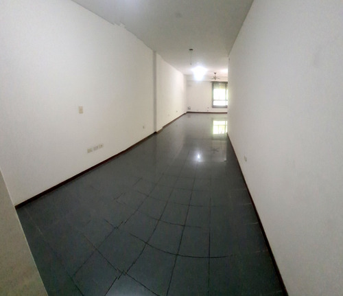 Salguero Al 500 Y Av. Corrientes, Almagro. Primer Piso Por Escalera. Al Frente. 2 Ambientes. Superficie Total Y Cubierta 64 M2. Impecable Estado. Apto Crédito. Apto Profesional