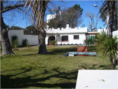 Casa De 2 Dormitorios + Dependencia En Punta Del Este, Mansa Cerca De La Playa