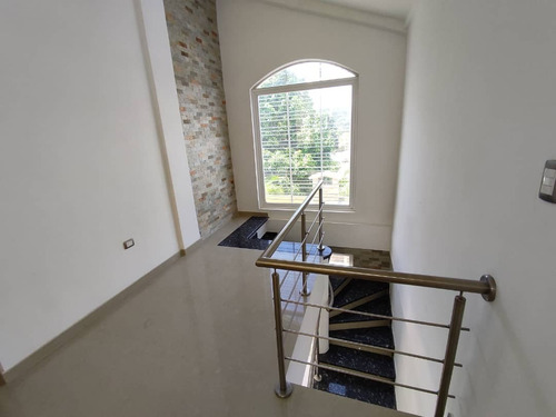 Imagen 15 de 29 de Se Vende Hermosa Remodelada Moderna Casa Townhouse En Urb. Villas De Riachuelos Los Rauseos Zona Norte Aragua 04243785803