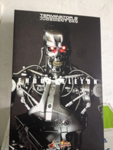 Hot Toys T-800 Terminator  Endoskeleton Terminator 1/6 Nuev