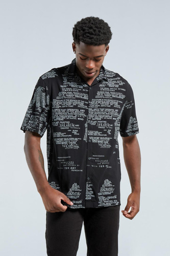 Camisa Manga Corta Negra Con Textos Blancos Estampados