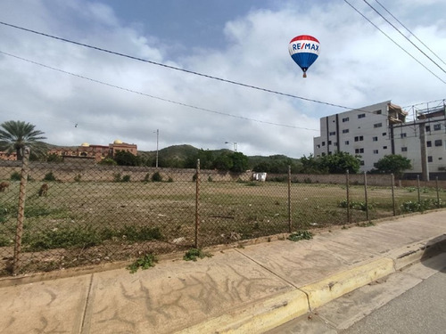 Re/max 2mil Vende Terreno En La Avenida 4 De Mayo, Municipio Mariño. Isla De Margarita, Estado Nueva Esparta