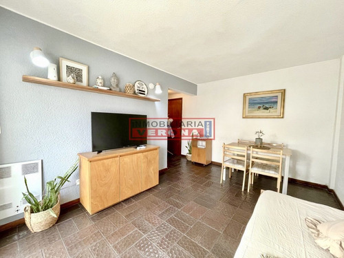 Imagen 8 de 25 de Apartamento En Venta A Una Cuadra Del Mar, Reciclado Y Con Parrillero Propio