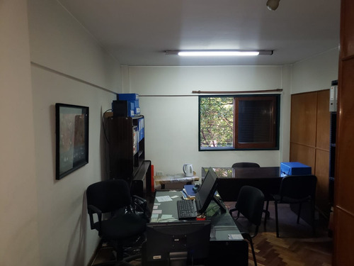 Oficina En Primer Piso Sobre Av. Entre Rios Al 700