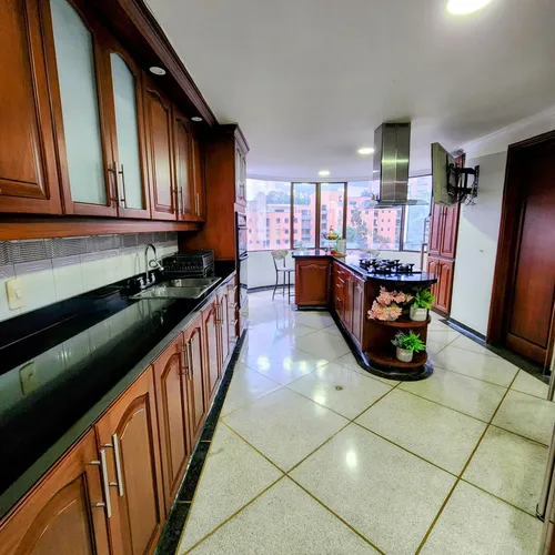 Apartamento En Venta En Los Balsos. Cod V12228