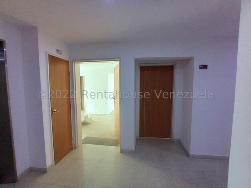 Apartamento Penthouse En Venta Obra Limpia Con Planta Electrica Jardin Piscina Cancha Tenis Planta Estef 24-5713