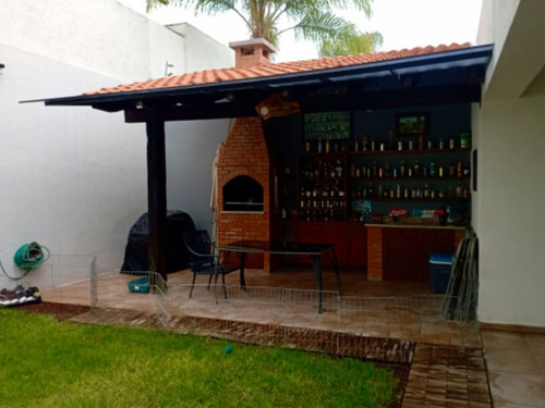 Oportunidad De Inversión - Casa Moderna Con Acabados De Primera En Previlegiada Ubicación En León!!